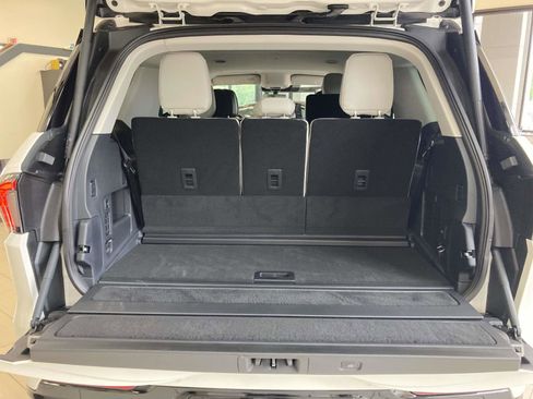 New 2026 Lincoln Navigator Premiere AWD/4WD image 21