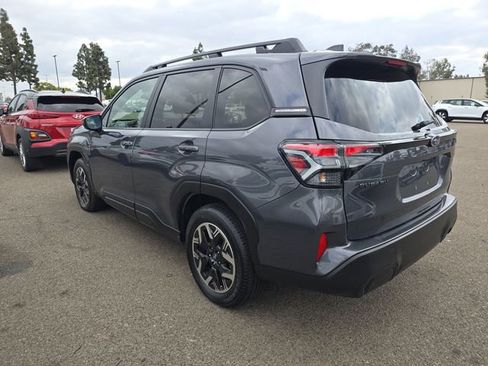 Used 2025 Subaru Forester Premium AWD/4WD image 6