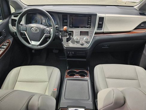 Used 2020 Toyota Sienna Limited FWD image 23