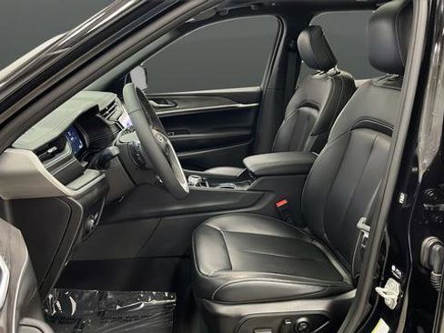 Used 2024 Jeep Grand Cherokee Limited w/ Black Appearance Package image 9