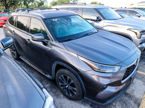 Used 2021 Toyota Highlander XLE FWD image 8