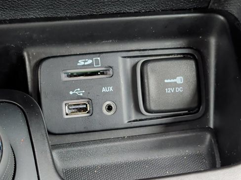 Used 2018 Jeep Cherokee Latitude Plus w/ Cold Weather Group AWD/4WD image 28