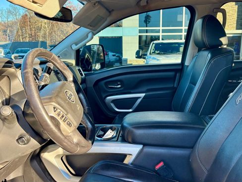 Used 2018 Nissan Titan PRO-4X w/ Pro-4x Convenience Package image 15
