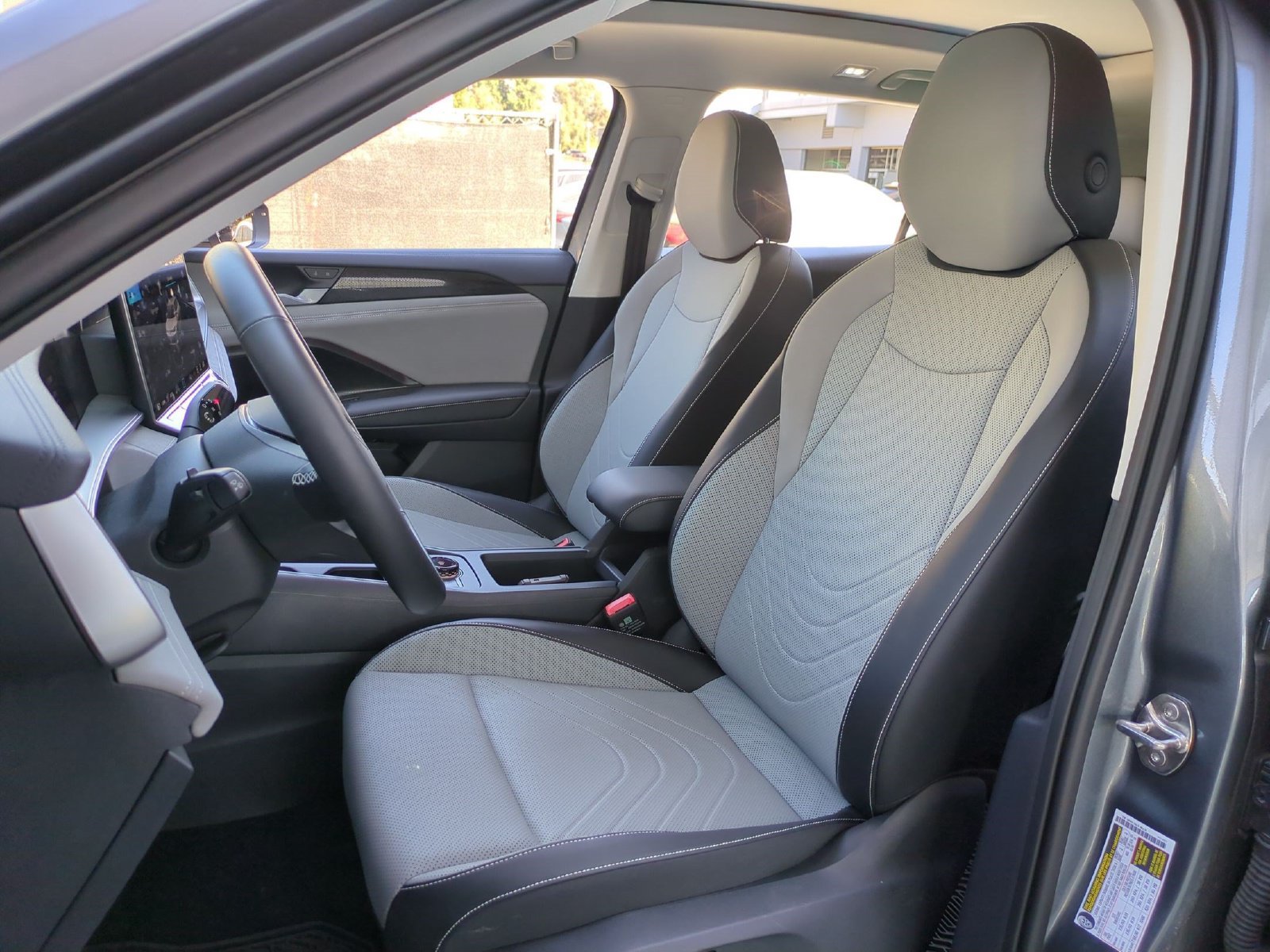 Used 2025 Volkswagen Tiguan SE w/ Panoramic Sunroof Package AWD/4WD image 28