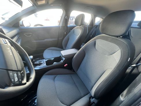 Used 2025 Kia K4 LXS FWD image 36