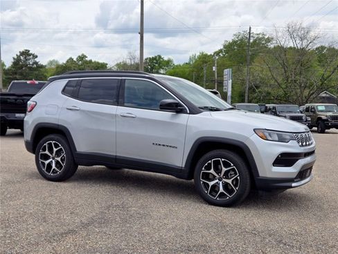 Certified 2025 Jeep Compass Limited AWD/4WD image 10