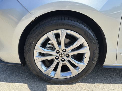 Used 2021 Toyota Sienna Platinum FWD image 11