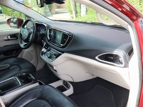 Used 2021 Chrysler Pacifica Touring-L w/ Uconnect Theater Family Group image 38