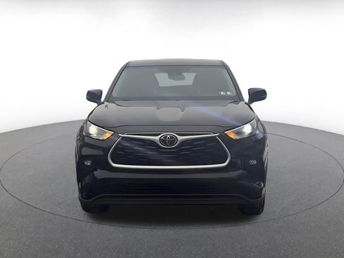 Used 2025 Toyota Highlander LE image 4