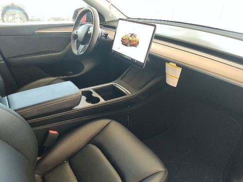 Used 2025 Tesla Model Y Long Range RWD image 2
