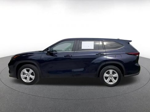 Used 2025 Toyota Highlander LE FWD image 9