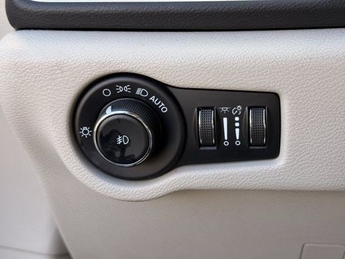 Used 2023 Chrysler Pacifica Touring-L image 21