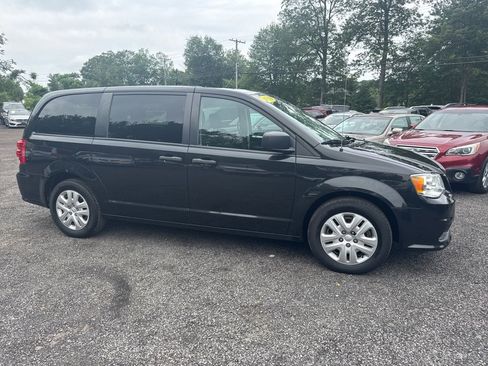 Used 2019 Dodge Grand Caravan SE image 2