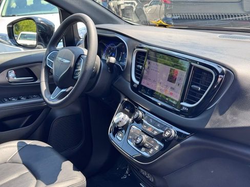 Used 2025 Chrysler Pacifica Select FWD image 5