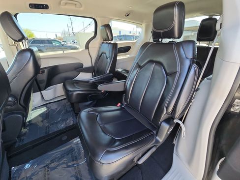 Certified 2023 Chrysler Pacifica Touring-L image 23