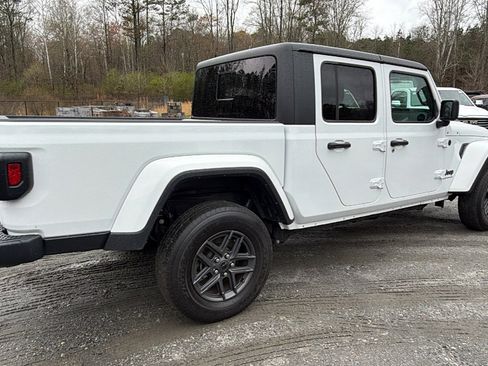 Used 2024 Jeep Gladiator Sport image 8
