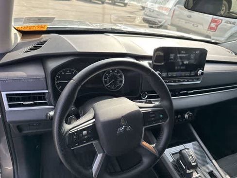 Used 2024 Mitsubishi Outlander SE image 6
