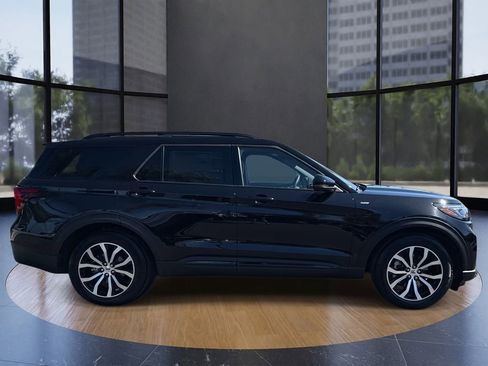 Used 2025 Ford Explorer ST-Line w/ Premium Package image 2
