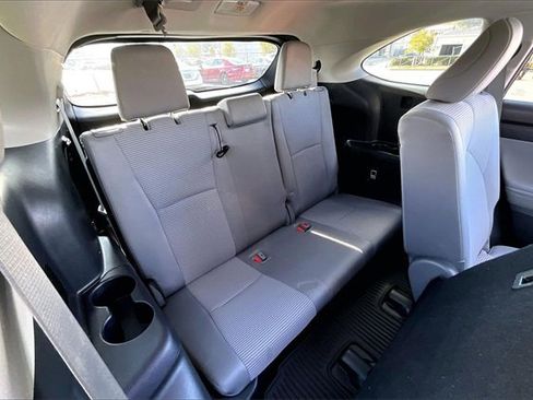 Used 2022 Toyota Highlander LE image 32