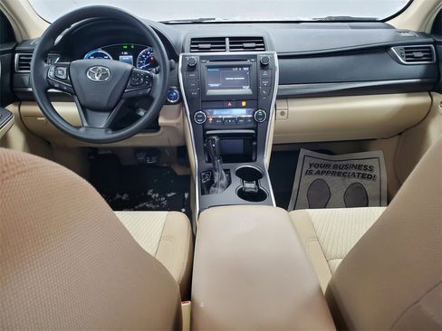 Used 2017 Toyota Camry LE image 5
