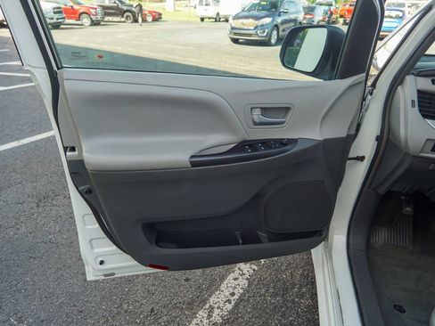 Used 2017 Toyota Sienna LE FWD image 16