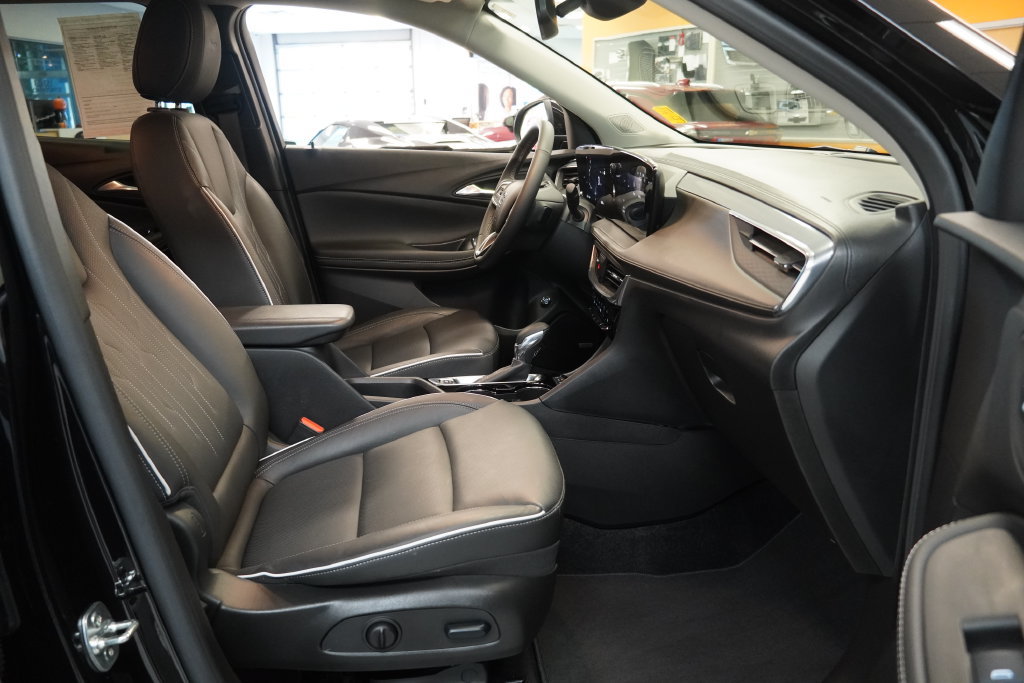 Used 2024 Buick Encore GX Avenir w/ Avenir Convenience Package AWD/4WD image 37
