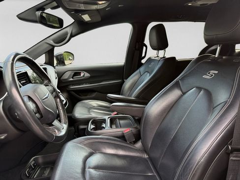 Used 2019 Chrysler Pacifica Touring-L w/ S Appearance Package FWD image 19