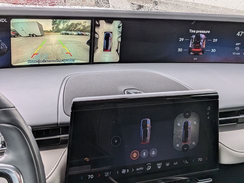 Used 2025 Lincoln Nautilus Premier image 22