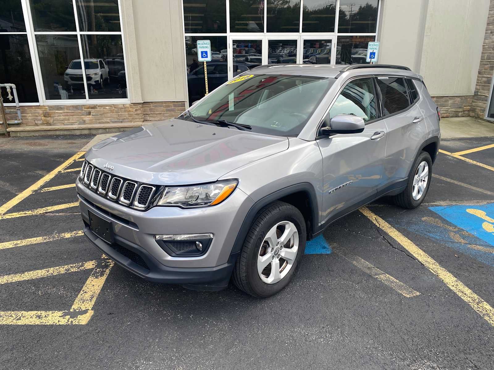 Used 2018 Jeep Compass Latitude w/ Popular Equipment Group AWD/4WD image 2