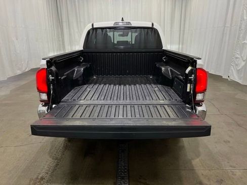 Certified 2022 Toyota Tacoma SR5 AWD/4WD image 12