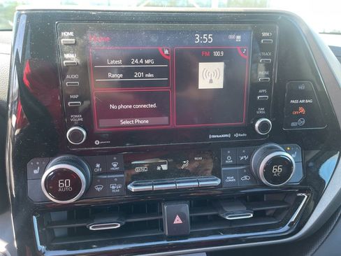 Used 2021 Toyota Highlander XLE image 15