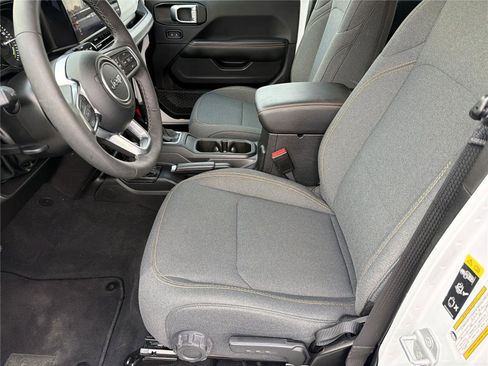 Used 2025 Jeep Wrangler Sahara image 10