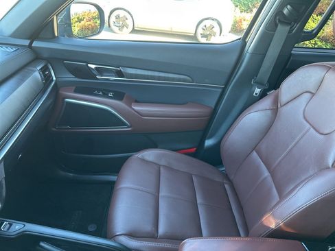 Used 2024 Kia Telluride EX w/ EX Captain's Chair Package image 35