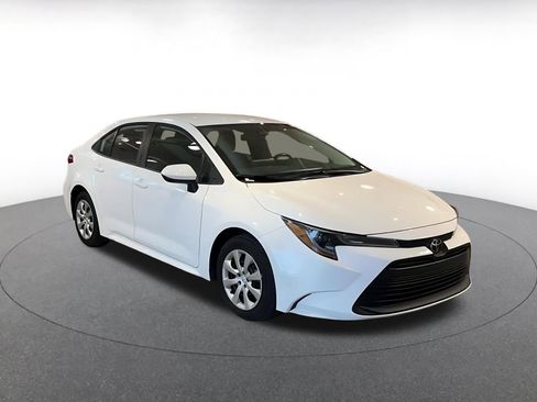 Used 2025 Toyota Corolla LE image 3