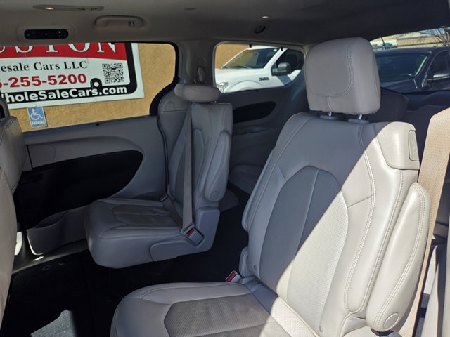 Used 2021 Chrysler Pacifica Touring-L FWD image 9