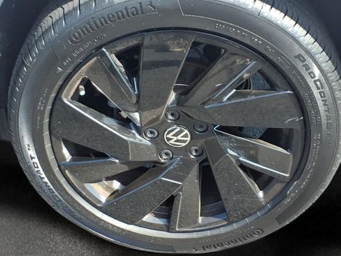 Used 2023 Volkswagen Taos SE w/ Panoramic Sunroof Package AWD/4WD image 9