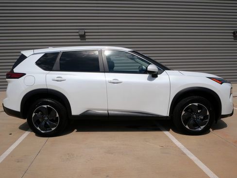 Used 2024 Nissan Rogue SV AWD/4WD image 2