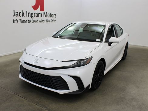 Used 2025 Toyota Camry SE FWD image 2