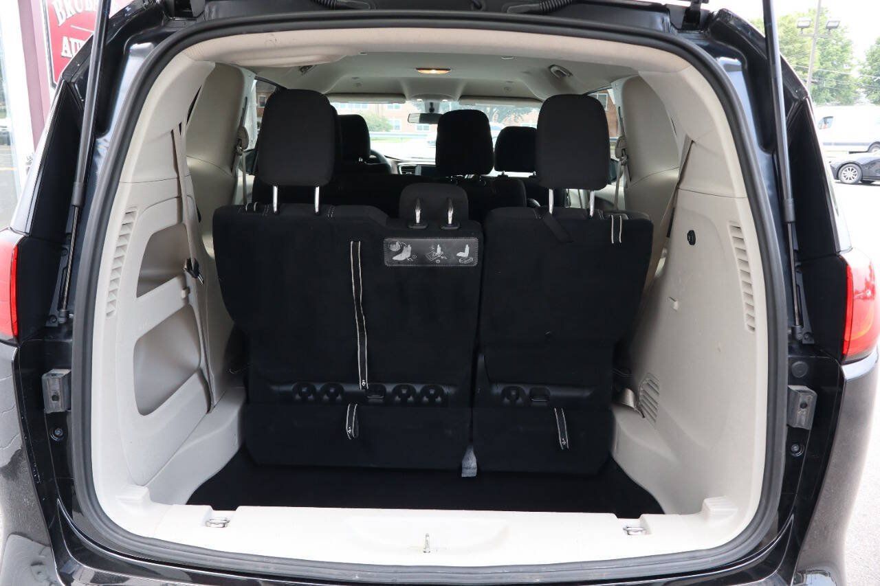 Used 2020 Chrysler Voyager L FWD image 4