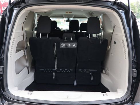 Used 2020 Chrysler Voyager L FWD image 4