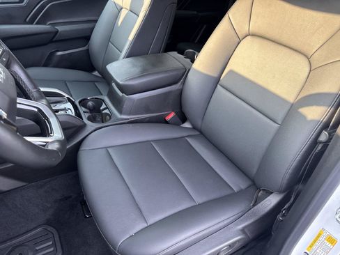 Used 2025 Chevrolet Colorado Trail Boss AWD/4WD image 11