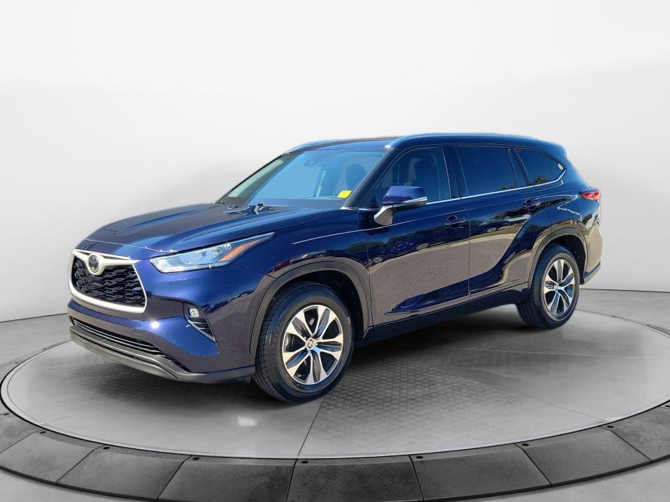 Used 2020 Toyota Highlander XLE FWD image 3