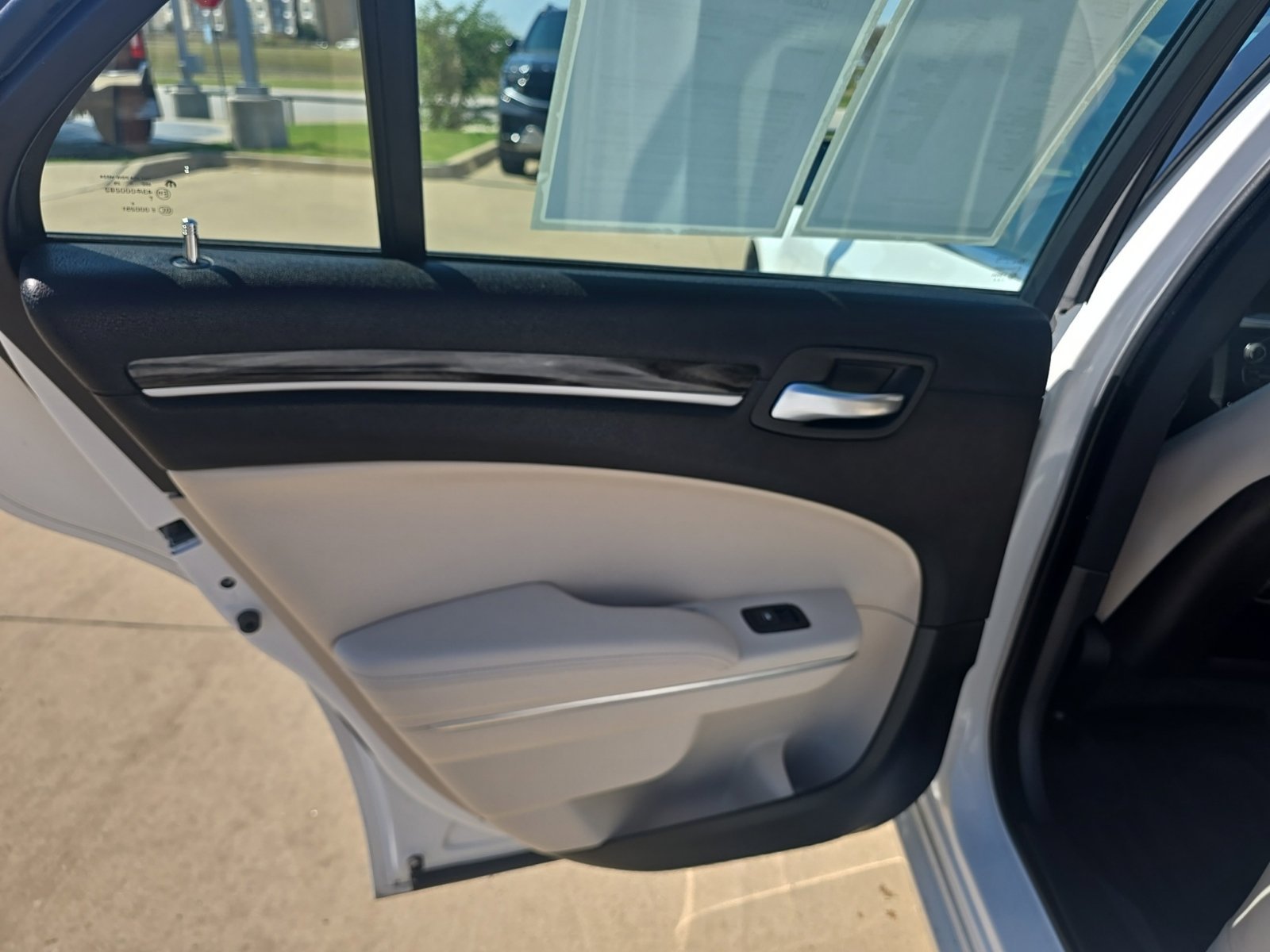 Used 2015 Chrysler 300 Limited RWD image 13