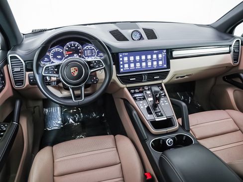 Certified 2023 Porsche Cayenne Platinum Edition image 19