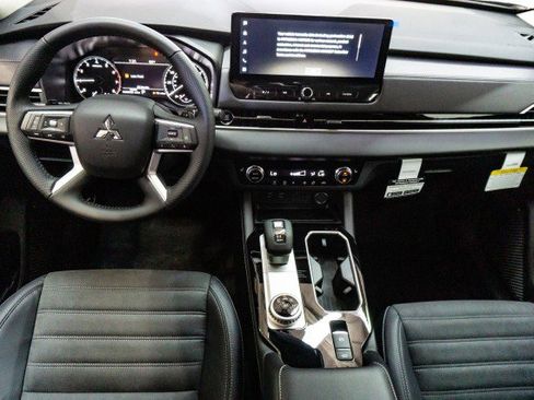 New 2025 Mitsubishi Outlander SE image 16