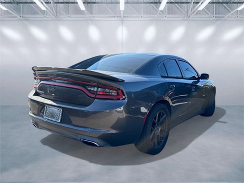 Used 2015 Dodge Charger SE image 3