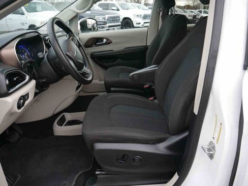 Used 2020 Chrysler Voyager LX image 23