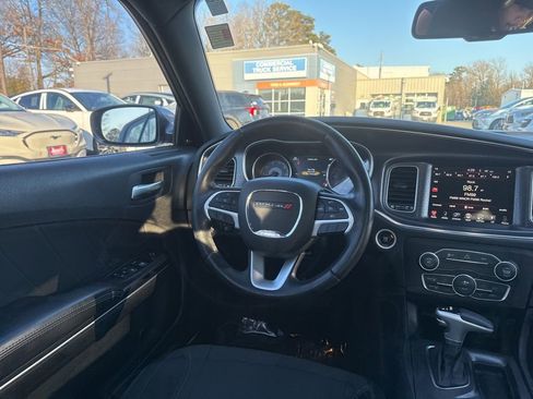 Used 2016 Dodge Charger SXT image 9