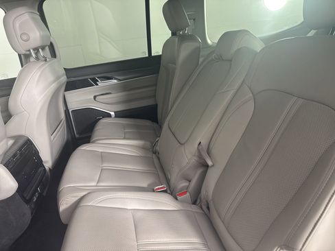 Used 2024 Jeep Wagoneer Series II w/ Flexible Seating Group image 12