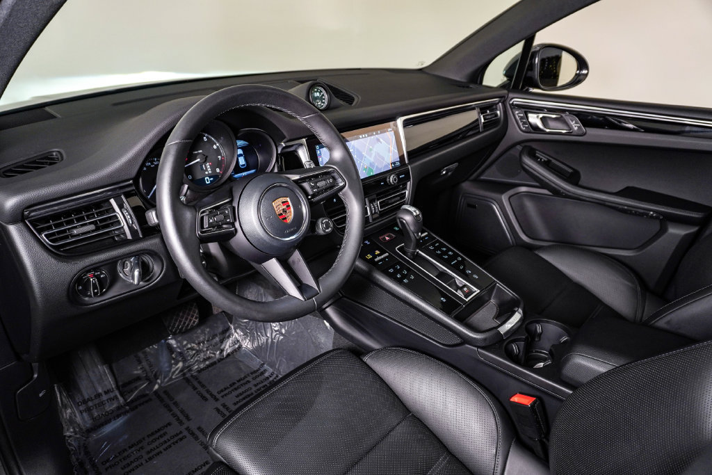 Certified 2026 Porsche Macan AWD/4WD image 4